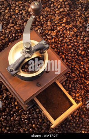 Mulino di caffè con caffè in grani e macinato Foto Stock