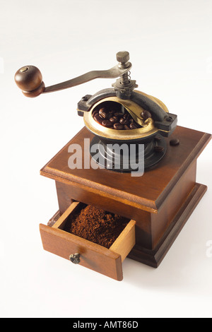 Mulino di caffè con caffè in grani e macinato Foto Stock