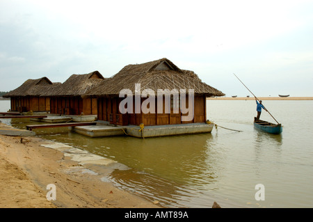 L'uomo paddling barca su lagune a Poovar Island Resort Trivandrum Thiruvananthapuram Kerala India Foto Stock