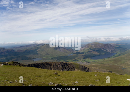 Guardando dalla sommità di Snowdon verso Rhyd Ddu e Nantille, Parco Nazionale di Snowdonia, Gwynedd, il Galles del Nord, Regno Unito Foto Stock