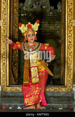 Donna ballerino prestazioni Legong Ubud Palace Bali Indonesia Foto Stock