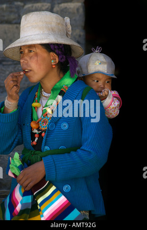 Il Tibetano una donna con un bambino sulla schiena Sakya monstery Tibet Foto Stock