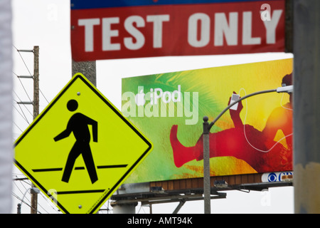 Insegne e cartelloni fanno un visual cacophany Robertson Boulevard Los Angeles County in California negli Stati Uniti d'America Foto Stock