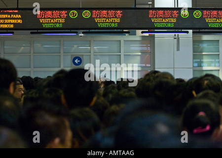 Il popolo cinese attesa di accedere a Macao al valico di frontiera tra Macao e Zhuhai Cina su un weekend normale Foto Stock