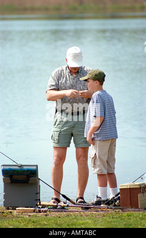 Padre e figlio trascorrere del tempo di qualità insieme la pesca Foto Stock