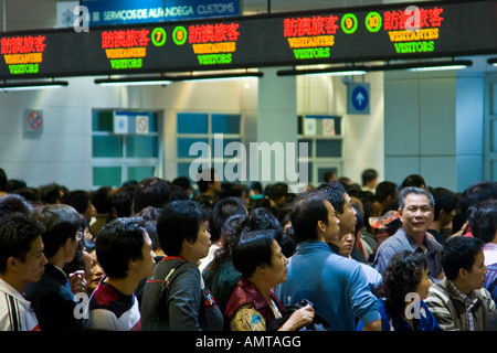 Il popolo cinese attesa di accedere a Macao al valico di frontiera tra Macao e Zhuhai Cina su un weekend normale Foto Stock