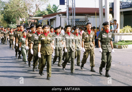 Filippine giovani filippini vestito in uniforme militare marciando in Vigan annuale città Fiesta Foto Stock