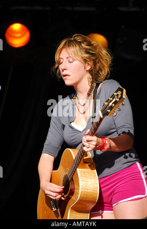 Martha Wainwright sul palco a cantare e suonare la chitarra a Wychwood festival di Cheltenham 2007 Foto Stock