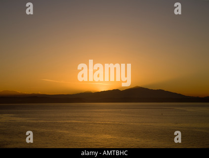 Sunrise drammatico sulle colline di fronte alla baia da Puntaranas sulla costa del Pacifico della Repubblica di Costa Rica America Centrale Foto Stock