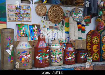 Colorati souvenir artigianale di bidoni in miniatura su una fase di stallo in San Salvador città della Repubblica di El Salvador in America centrale Foto Stock