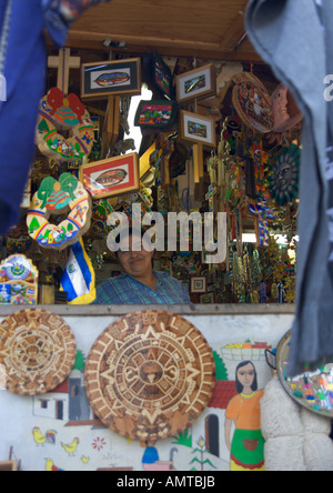 Signora vendor e colorati souvenir artigianale su una fase di stallo in San Salvador città della Repubblica di El Salvador in America centrale Foto Stock