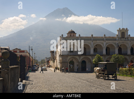 Strada basolata presso la piazza principale di Parque Central nella città di Antigua con sfondo di Volcan Agua vulcano Guatemala America Centrale Foto Stock