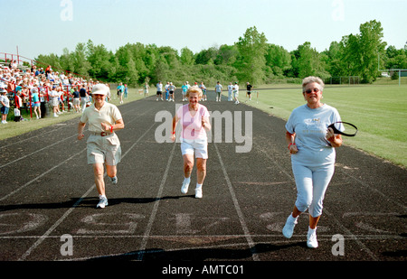 I cittadini anziani partecipano in senior olimpico giochi sportivi St Clair Michigan Foto Stock