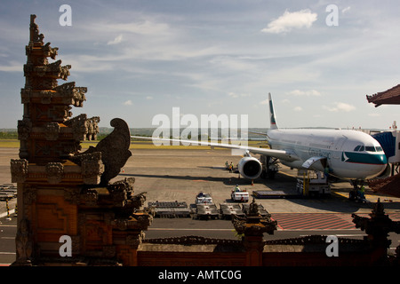 Garuda aereo Denpasar o Ngurah Rai DPS dall'Aeroporto Internazionale di Bali Indonesia Foto Stock