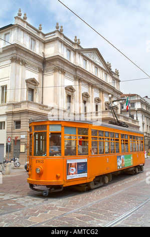 Il tram a Milano Italia passando al di fuori "La Scala" Foto Stock