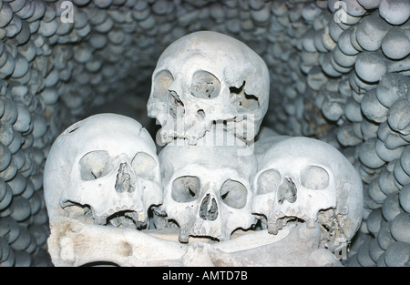 Pila di teschi in Sedlec Ossario in Kutna Hora vicino a Praga e nella Repubblica Ceca. Foto Stock