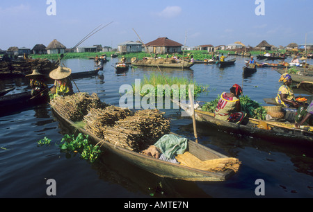 Mercato galleggiante in Ganvie Foto Stock