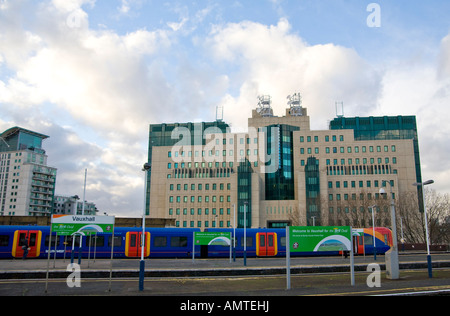 MI6 Headquarters Building a Vauxhall Cross di Londra e le piattaforme di stazione di Vauxhall Foto Stock