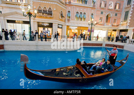 Il Giro in Gondola all'interno del Venetian Hotel e casinò di Macau SAR Foto Stock