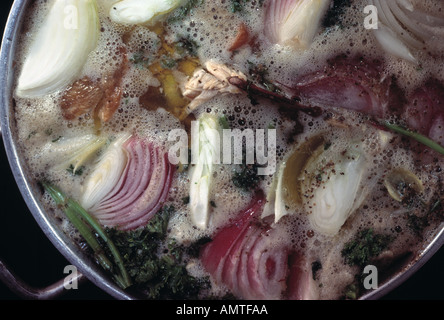 La Turchia di cottura della zuppa in pentola sulla stufa Foto Stock