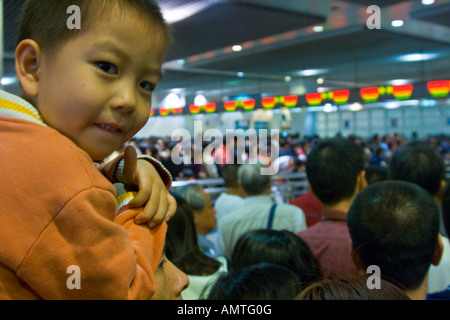 Il popolo cinese attesa di accedere a Macao al valico di frontiera tra Macao e Zhuhai Cina su un weekend normale Foto Stock