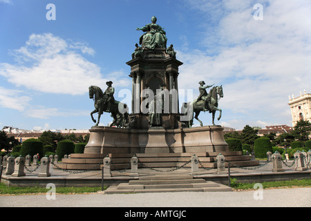 Monumento dell'imperatrice Maria Teresa tra la natura- e che Art-Historical Museum di Vienna, Austria Foto Stock