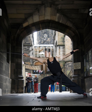 Street performance del gruppo coreano presentando il loro spettacolo 'Jump' in Edinburgh Foto Stock