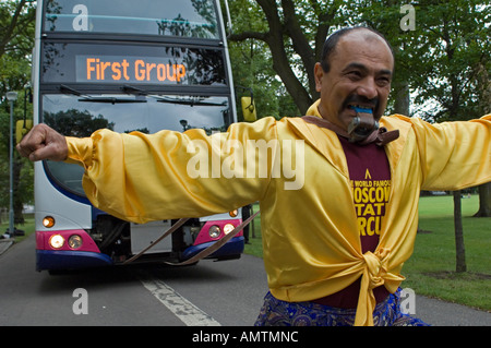 Moscow State Circus uomo forte di traino di un double decker bus con denti è Edinburgh Fringe Festival Foto Stock