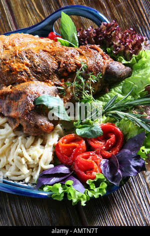 Cotti a base di carne di montone con verdure e noodle Foto Stock