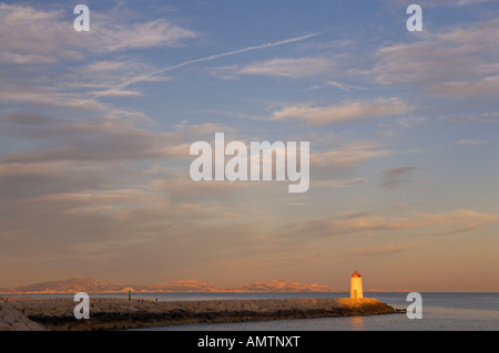 Faro di luce sul lungomare nel villaggio di Sausset Les Pins al tramonto, Cote Bleue, Costa Azzurra, Provenza, Francia Foto Stock