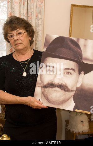 Eira Peterson madre del famigerato prigioniero Charles Bronson e diruttori per la sua liberazione con una grande foto del suo figlio Foto Stock