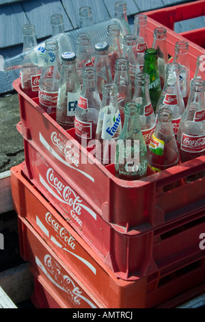 Casse di vetro vuoto bottiglie di soda memorizzati per il riciclaggio su Saint Kitts Foto Stock