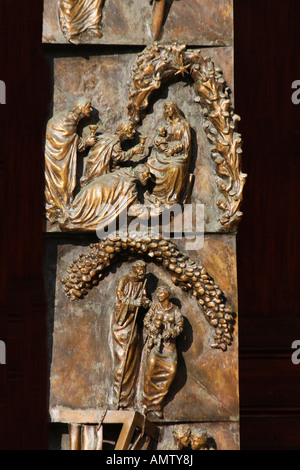 Dettaglio della scultura in bronzo figure sulla cattedrale porta .Jesi Le Marche Italia Foto Stock