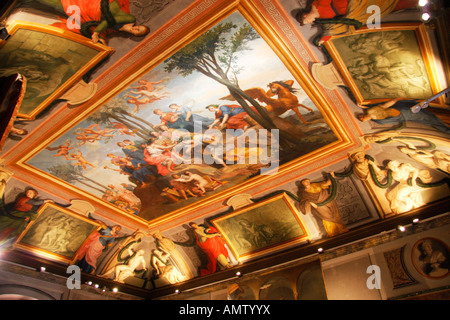 Parete e il soffitto dipinto nel meraviglioso Palazzo Pianetti,Jesi,Le Marche.Italia Foto Stock