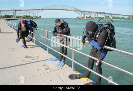 Subacquei prepararsi ad entrare in acqua per esplorare la vecchia nave relitto Port Huron Michigan Foto Stock