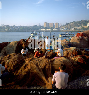 Portogallo Porto distretto AFURADA pescatori riassettavano le reti da pesca sul fiume Douro QUAY Foto Stock