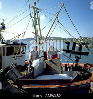 Portogallo PORTO AFURADA quartiere dei pescatori di ghiaccio di caricamento in barca da pesca e il fiume Douro Foto Stock