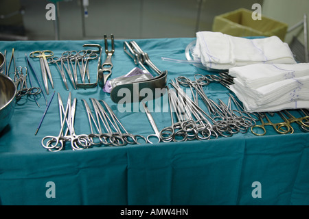 Array di sterilizzare gli strumenti chirurgici in sala operatoria Foto Stock