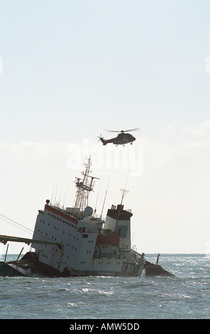 Un elicottero in movimento per recuperare il lavoro su un naufragio vicino a Plymouth Cornovaglia Gran Bretagna Foto Stock
