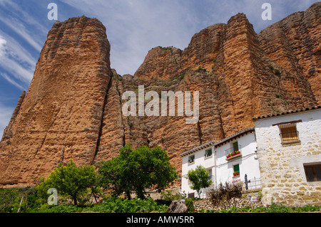 Villaggio di Riglos con le formazioni rocciose di Mallos de Riglos torreggianti sopra, Huesca, Aragona, Spagna, Europa. Foto Stock