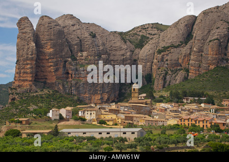 Villaggio di Aguero sotto una roccia rossa rupe, Mallos de Riglos, Huesca, Aragona, Spagna, Europa. Foto Stock
