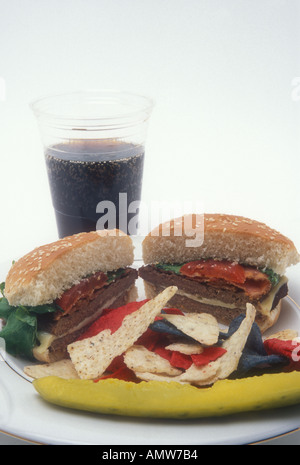 Burger con opere Pickle Chip e bere Foto Stock