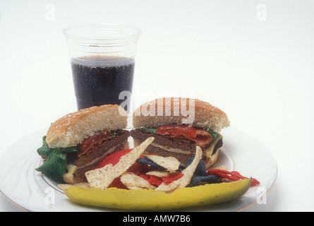 Burger con opere Pickle Chip e bere Foto Stock