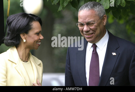 Consigliere per la Sicurezza Nazionale Condoleezza Rice e il Segretario di Stato Colin Powell nel Giardino delle Rose della Casa Bianca. Foto Stock