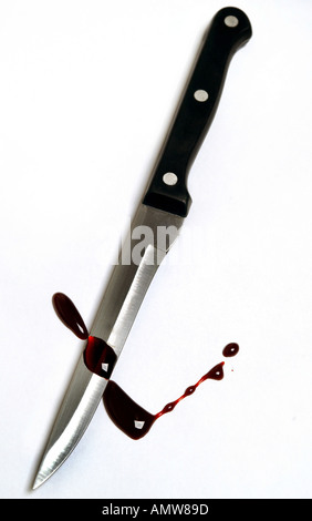 Un coltello da cucina con macchie di sangue Foto Stock