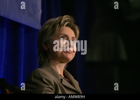 Il senatore Hillary Rodham Clinton parla alle donne la Leadership Forum del comitato nazionale Democratic in Washington, Foto Stock