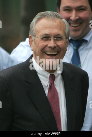 Il Segretario della Difesa Donald Rumsfeld ride come egli si diparte la Casa Bianca il 8 novembre 2006. Foto Stock