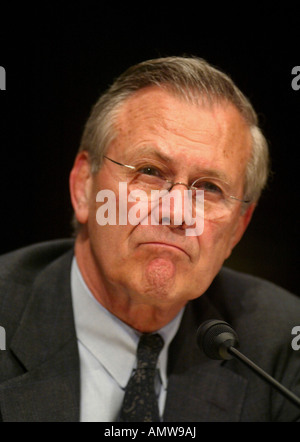 Il Segretario della Difesa Donald Rumsfeld testimonia prima che il comitato delle forze armate del senato Foto Stock