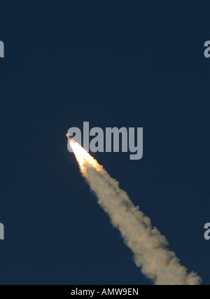 Sollevare della navetta spaziale, la NASA STS-117, XXI stazione spaziale, volo da John F. Kennedy Space Center il 8 giugno 2007. Foto Stock