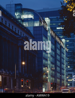 L'edificio di Gibbs, Wellcome Trust HQ, 215 Euston Road, London, NW1. Tempo di notte esterno. Foto Stock